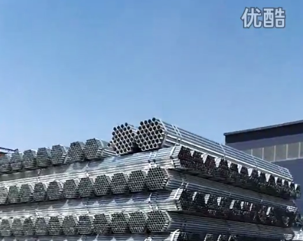 友發(fā)熱鍍鋅大棚鋼管裝車(chē)拍攝視頻